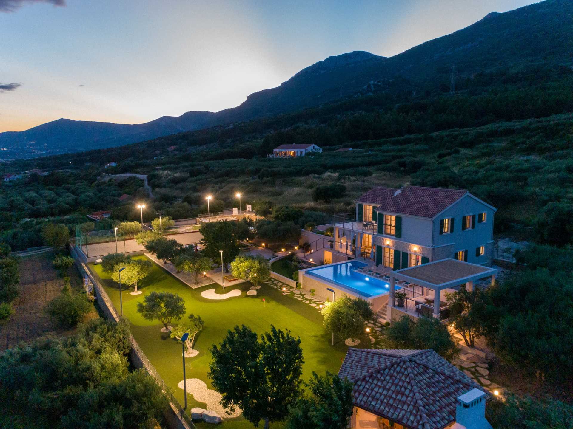 Villa Blue Ivy with Heated Pool
