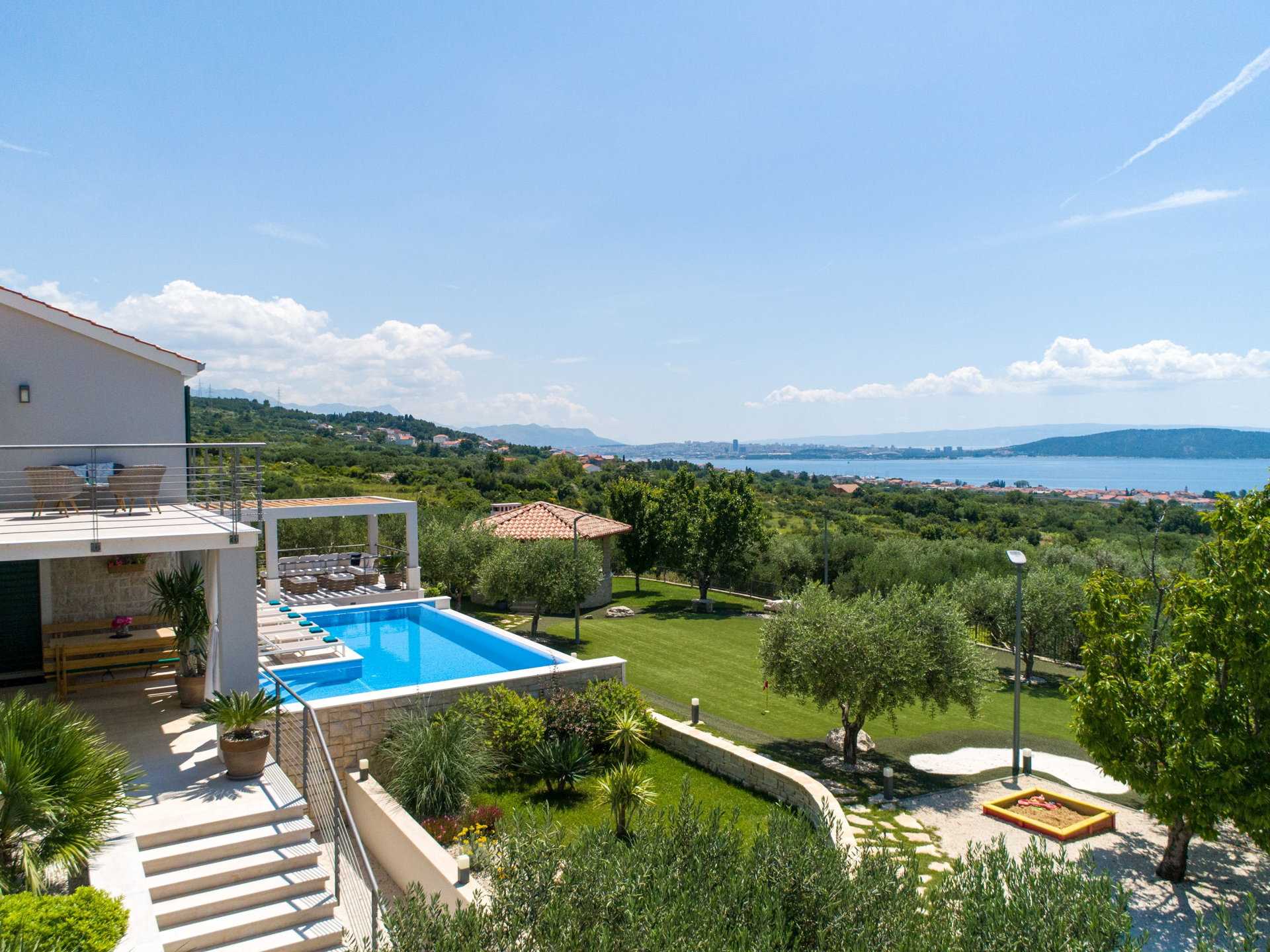 Villa Blue Ivy with Heated Pool
