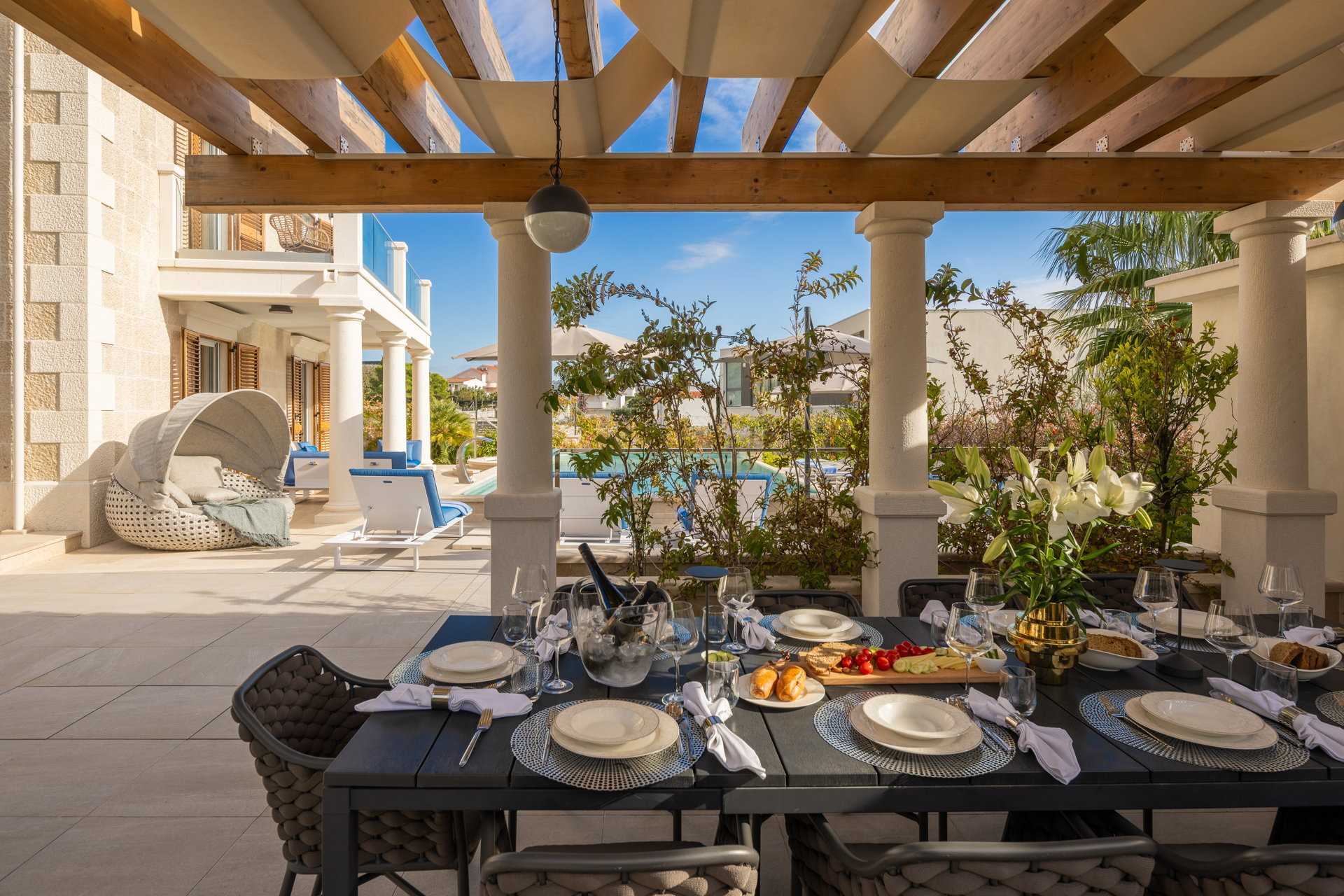 Luxury Villa Skyfall with Pool