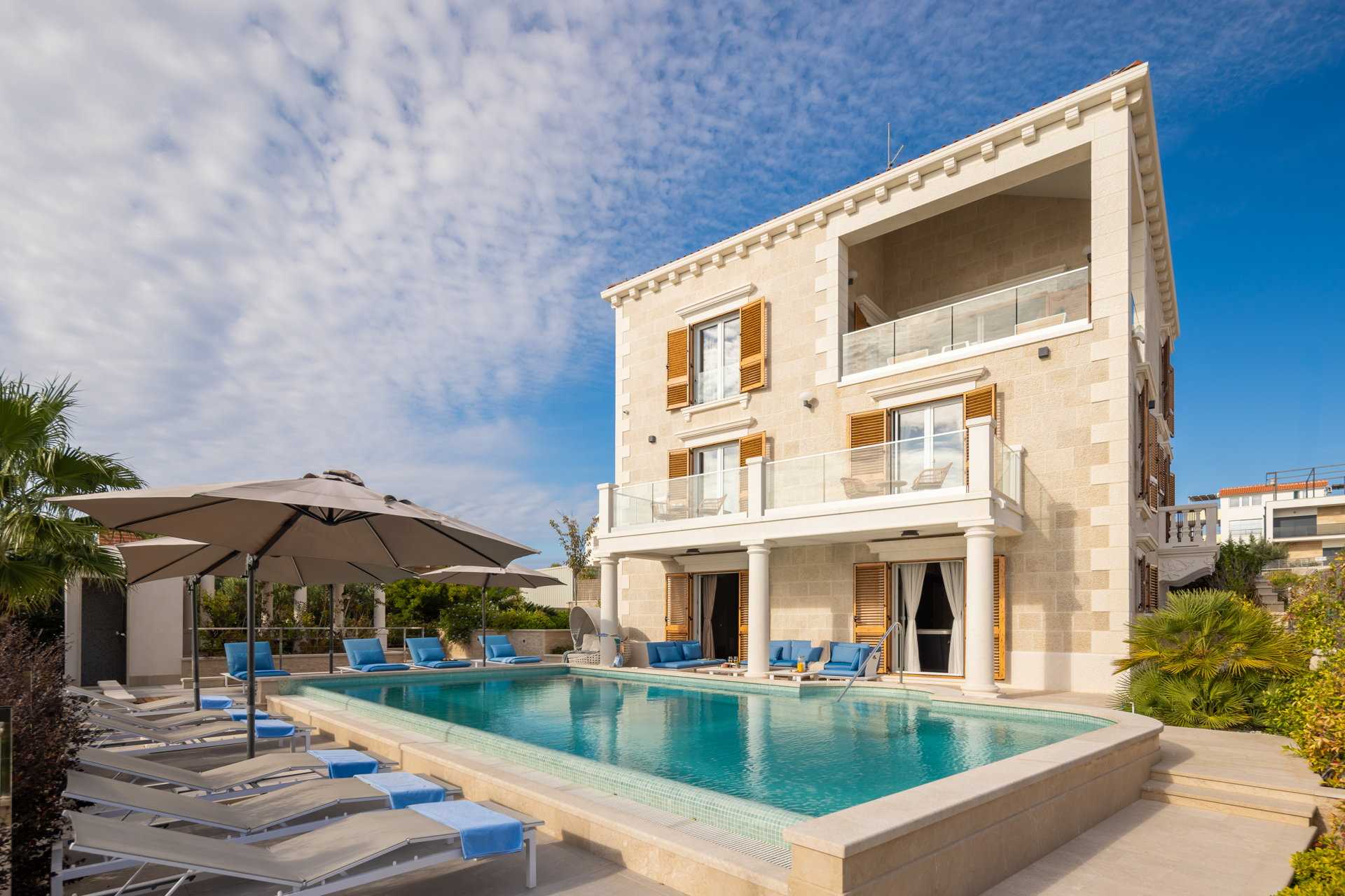 Luxury Villa Skyfall with Pool