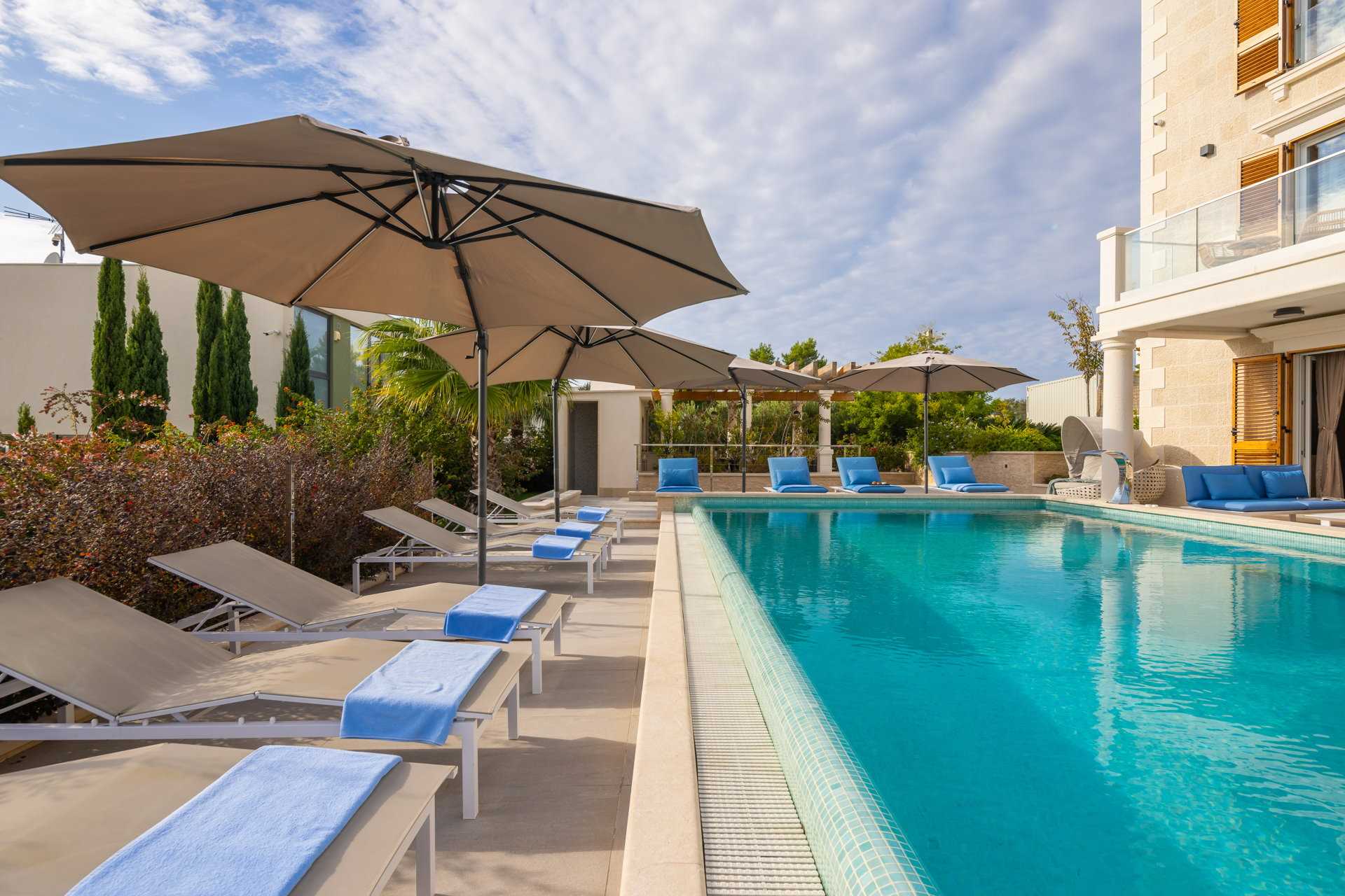 Luxury Villa Skyfall with Pool