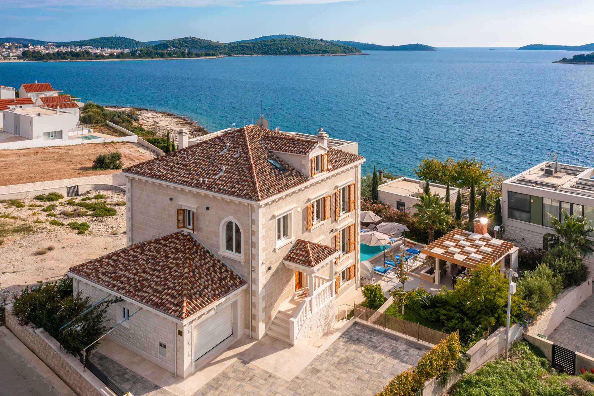 Luxury Villa Skyfall with Pool