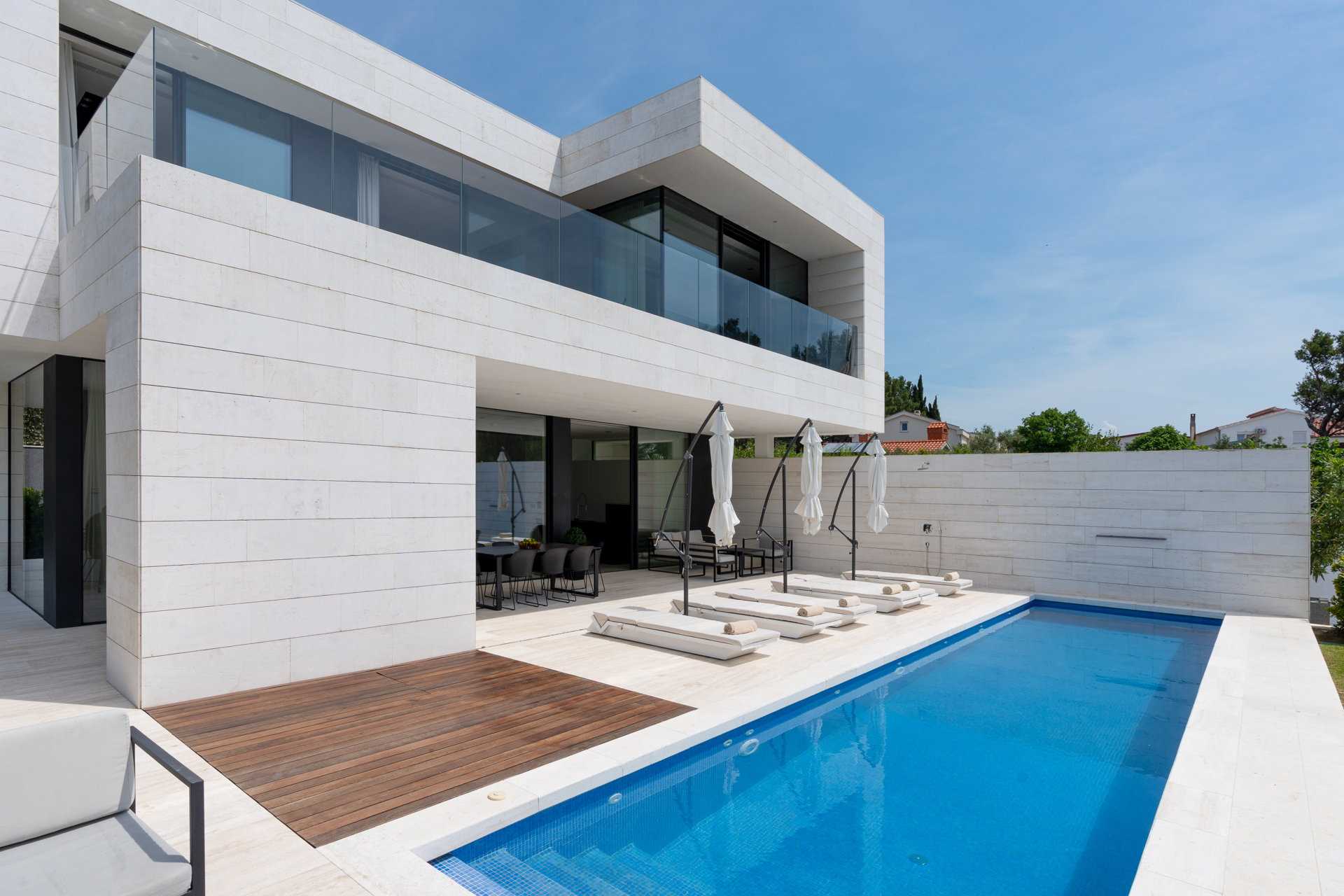 Luxury Villa Spectre with Pool