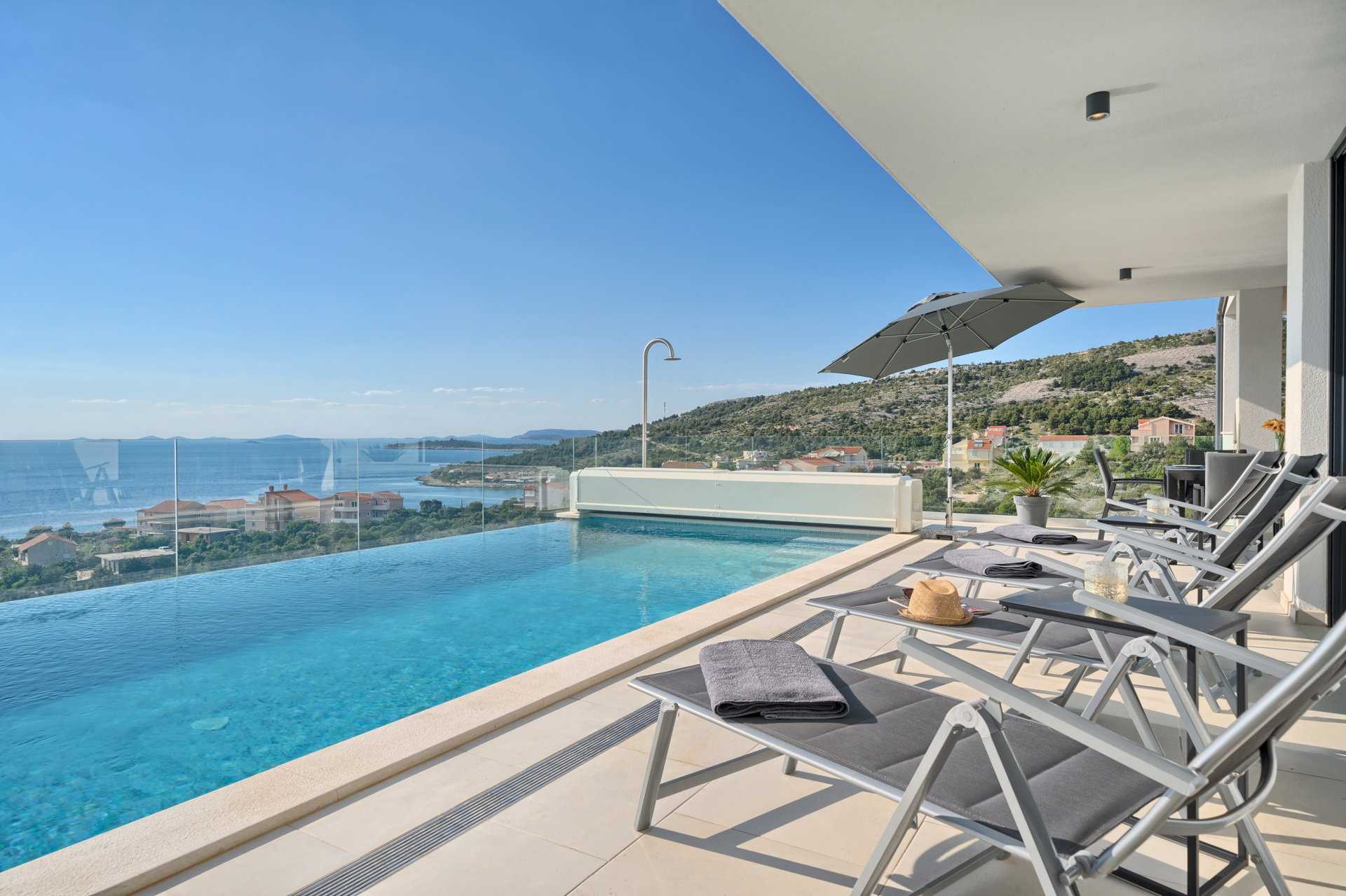 Villa Surfline with Pool
