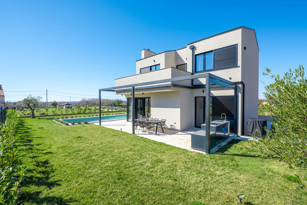 Modern Villa With Pool and Garden in Krnica