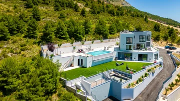 Modern Hilltop Villa with Pool in Podstrana