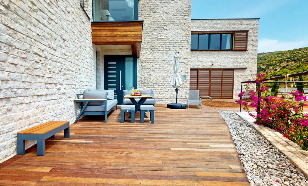 Beachfront Villa with Infinity Pool in Primošten