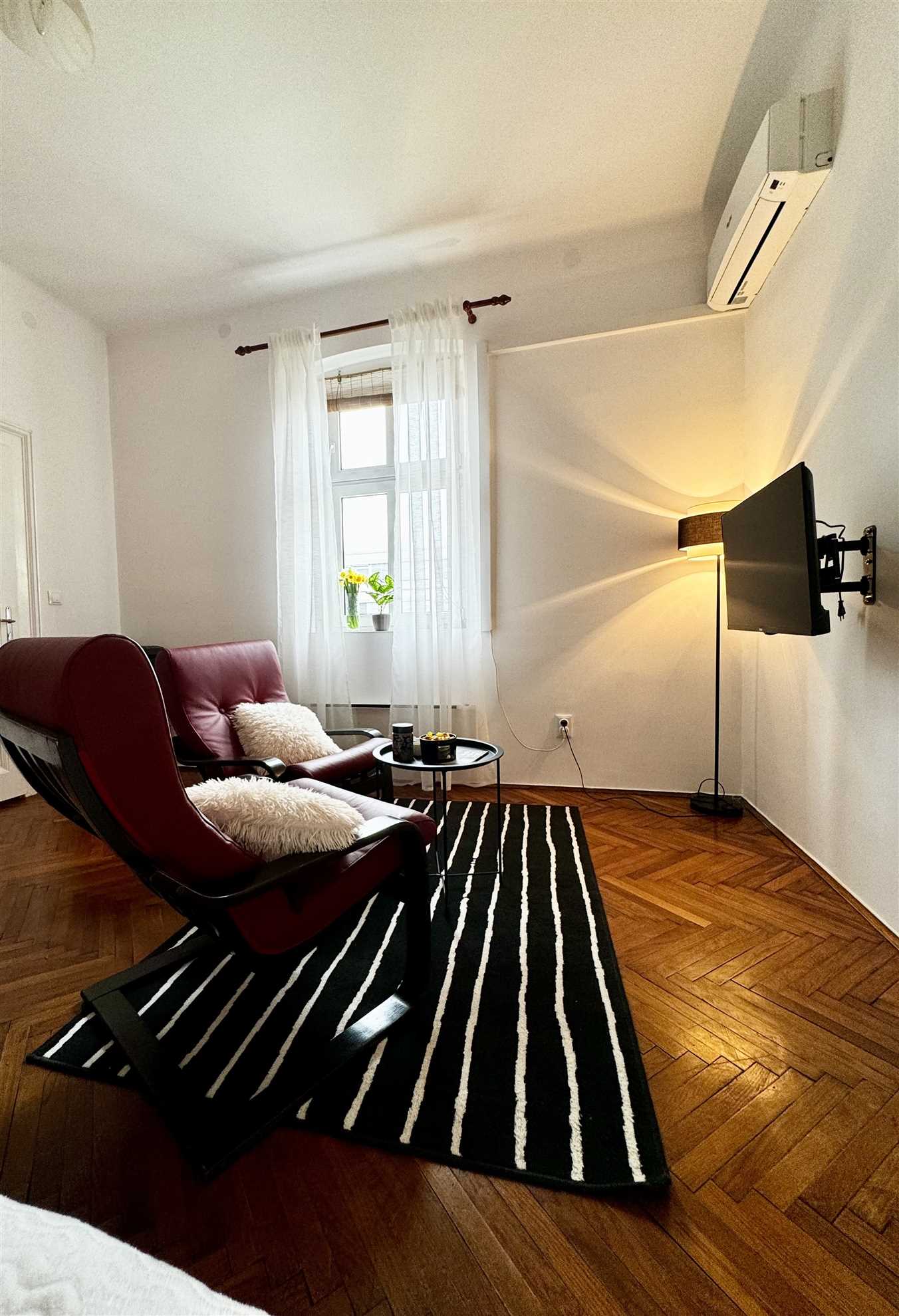 Downtown Delight: Chic Oasis