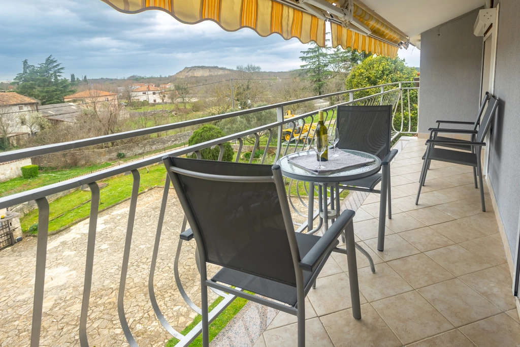 Two-Bedroom Apartment in Kanfanar with Shared Pool