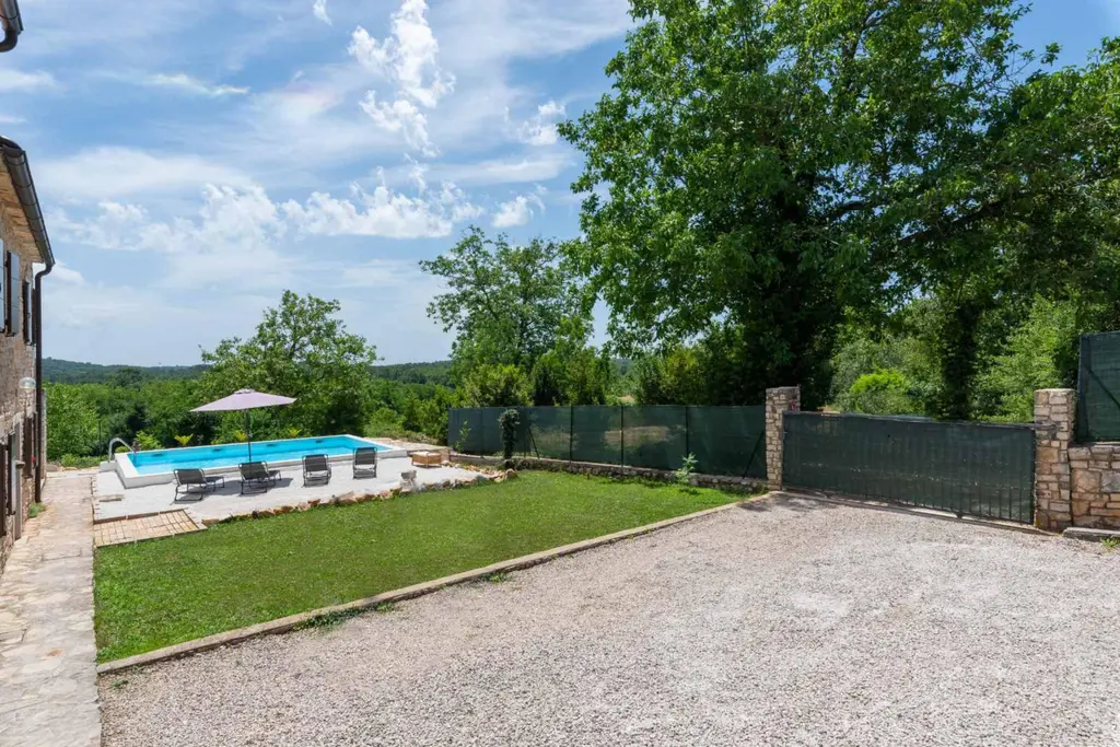 Milotski Breg Holiday House with Pool