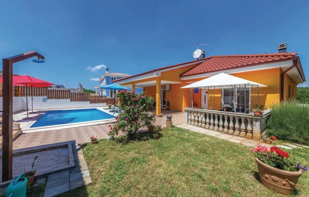 MARIKA Ferienhaus mit Pool