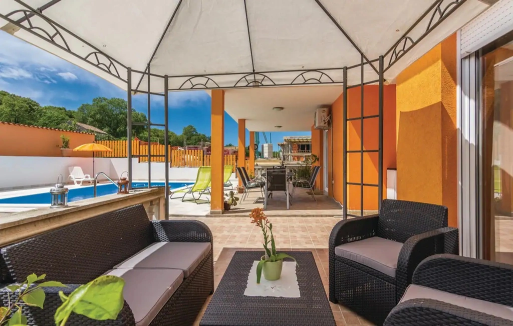 MARIKA Ferienhaus mit Pool