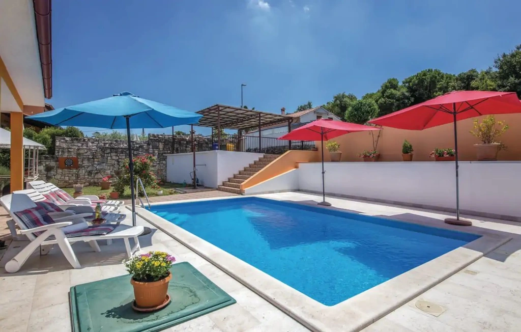 MARIKA Ferienhaus mit Pool