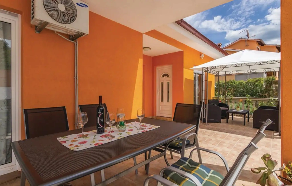 MARIKA Ferienhaus mit Pool