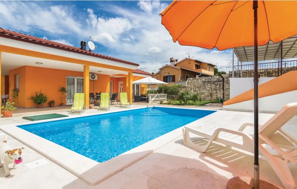 MARIKA Ferienhaus mit Pool