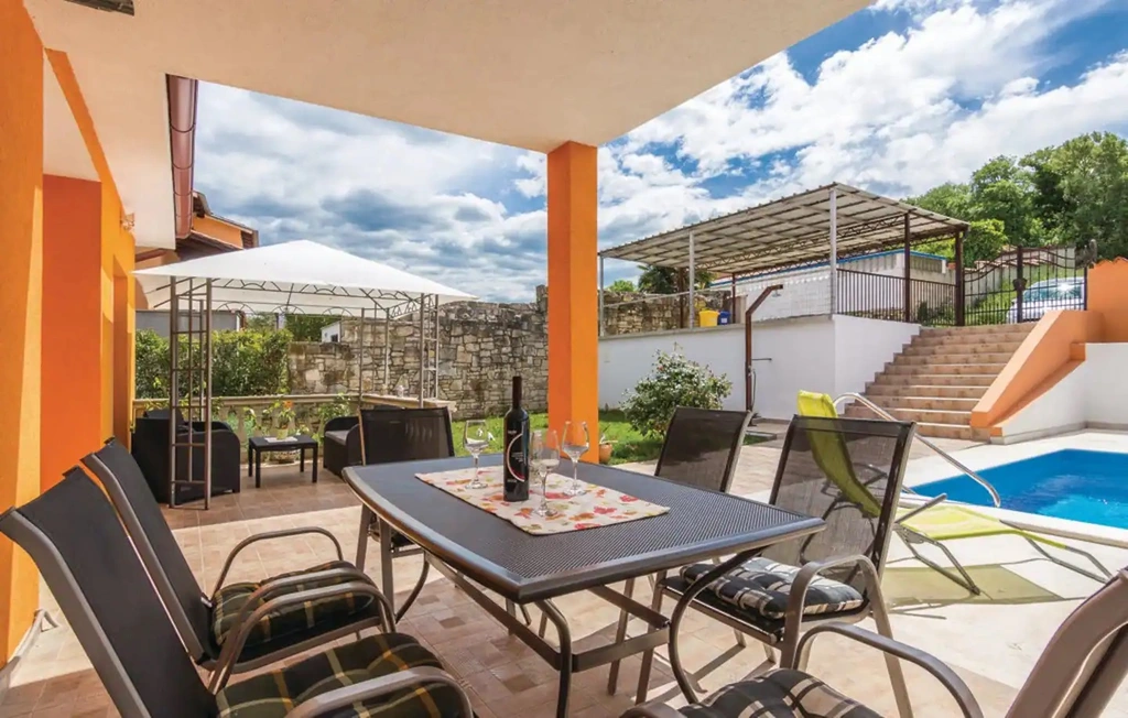 MARIKA Ferienhaus mit Pool