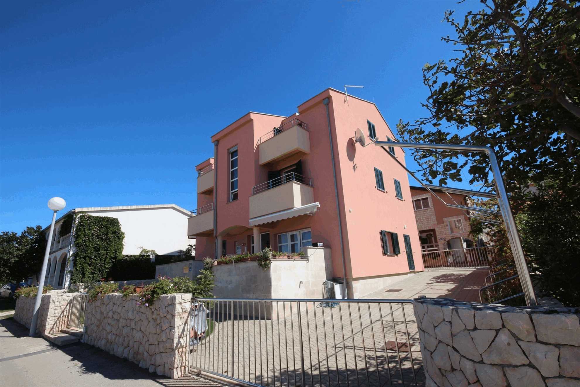 Apartment for 2-4 | island of Vir | 70m from beach