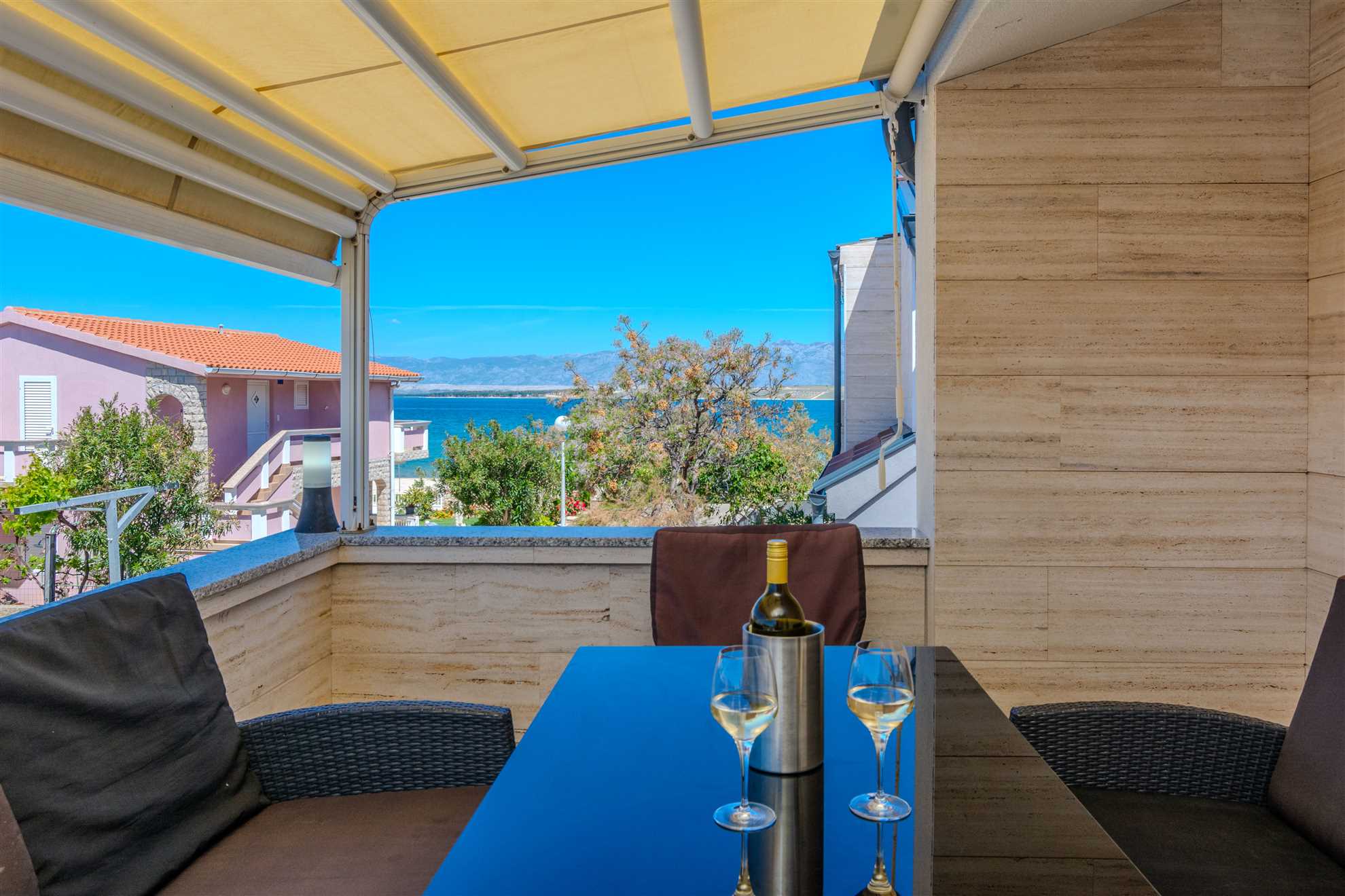 Modern apartment jus 30 m from beach | für 4-6 Personen | air conditioning, satellite tv, WiFi
