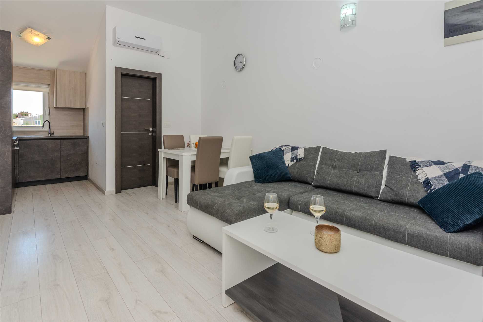 Modern apartment jus 30 m from beach | für 4-6 Personen | air conditioning, satellite tv, WiFi