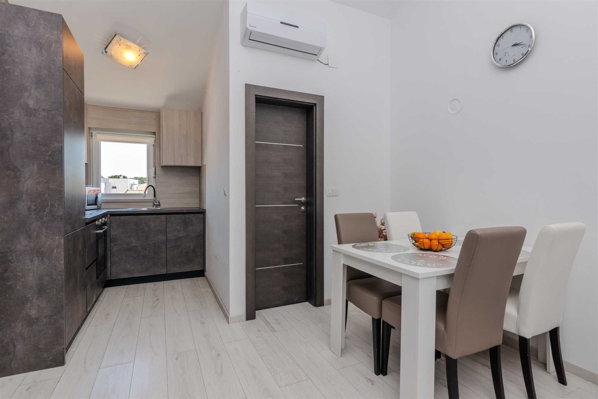 Modern apartment jus 30 m from beach | für 4-6 Personen | air conditioning, satellite tv, WiFi