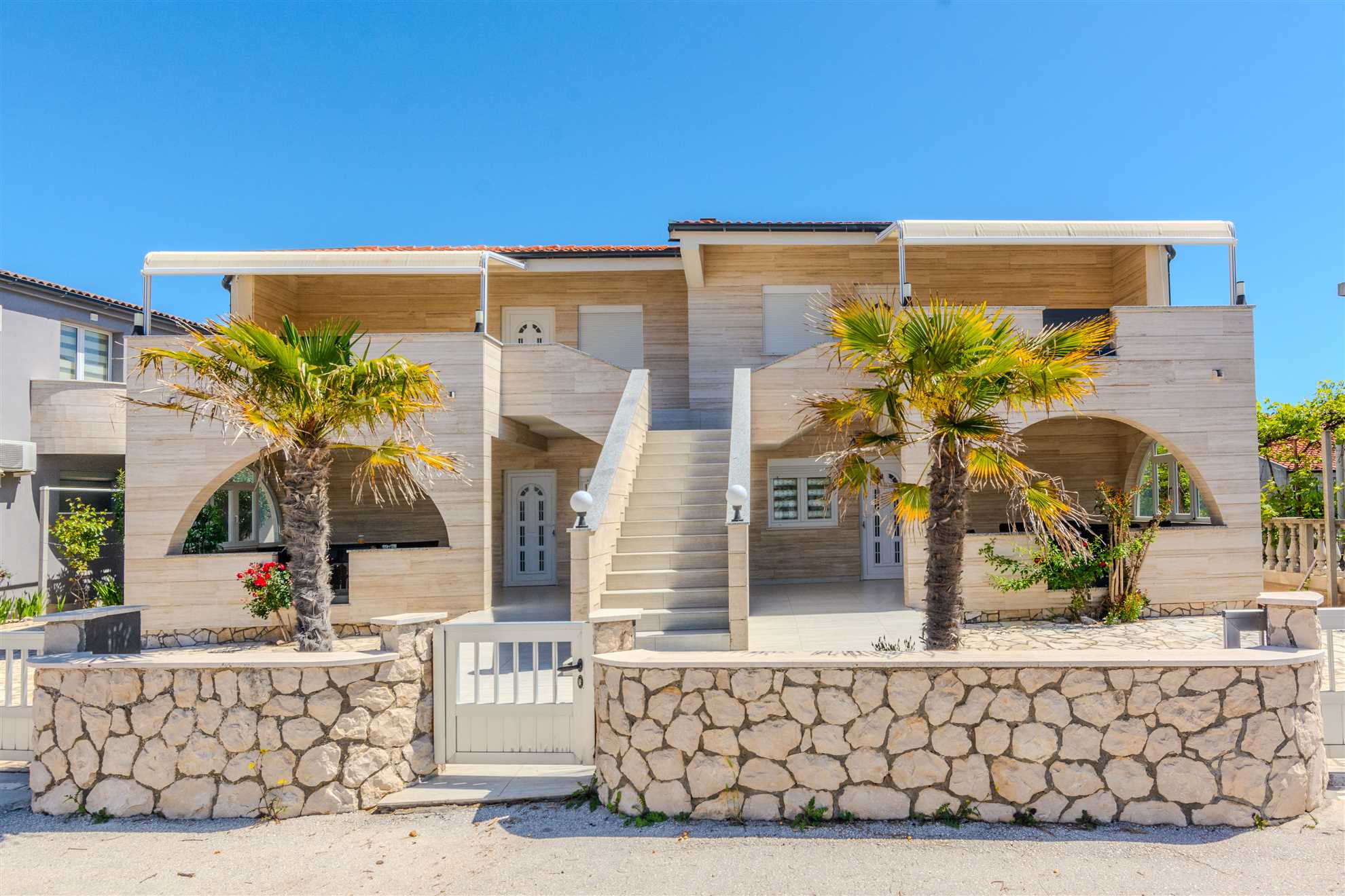 Modern apartment jus 30 m from beach | für 4-6 Personen | air conditioning, satellite tv, WiFi