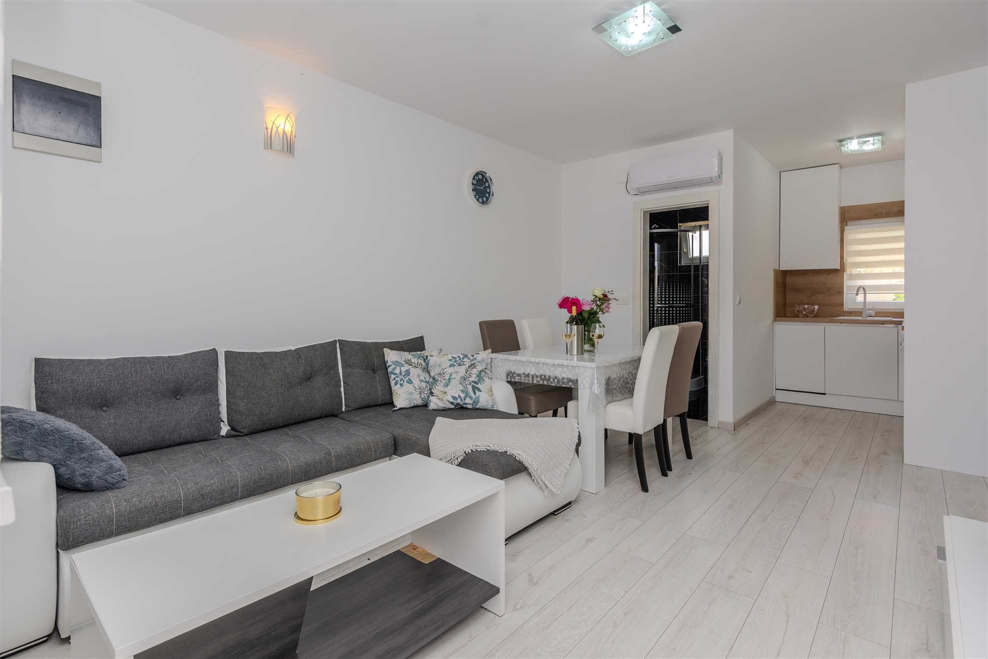 Apartment with sea view | just 30 m from beach | for 4-6 persons