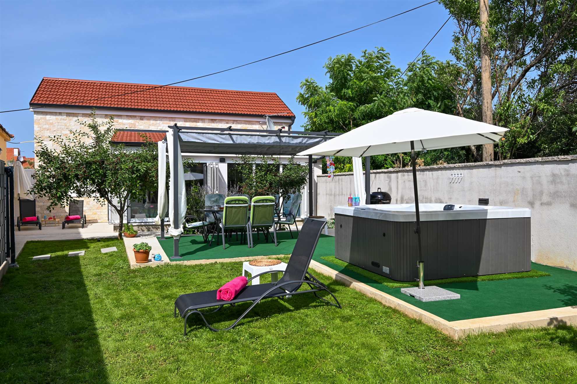 Kuća za odmor | Jacuzzi | Za 6 osoba | Novo i moderno uređeno