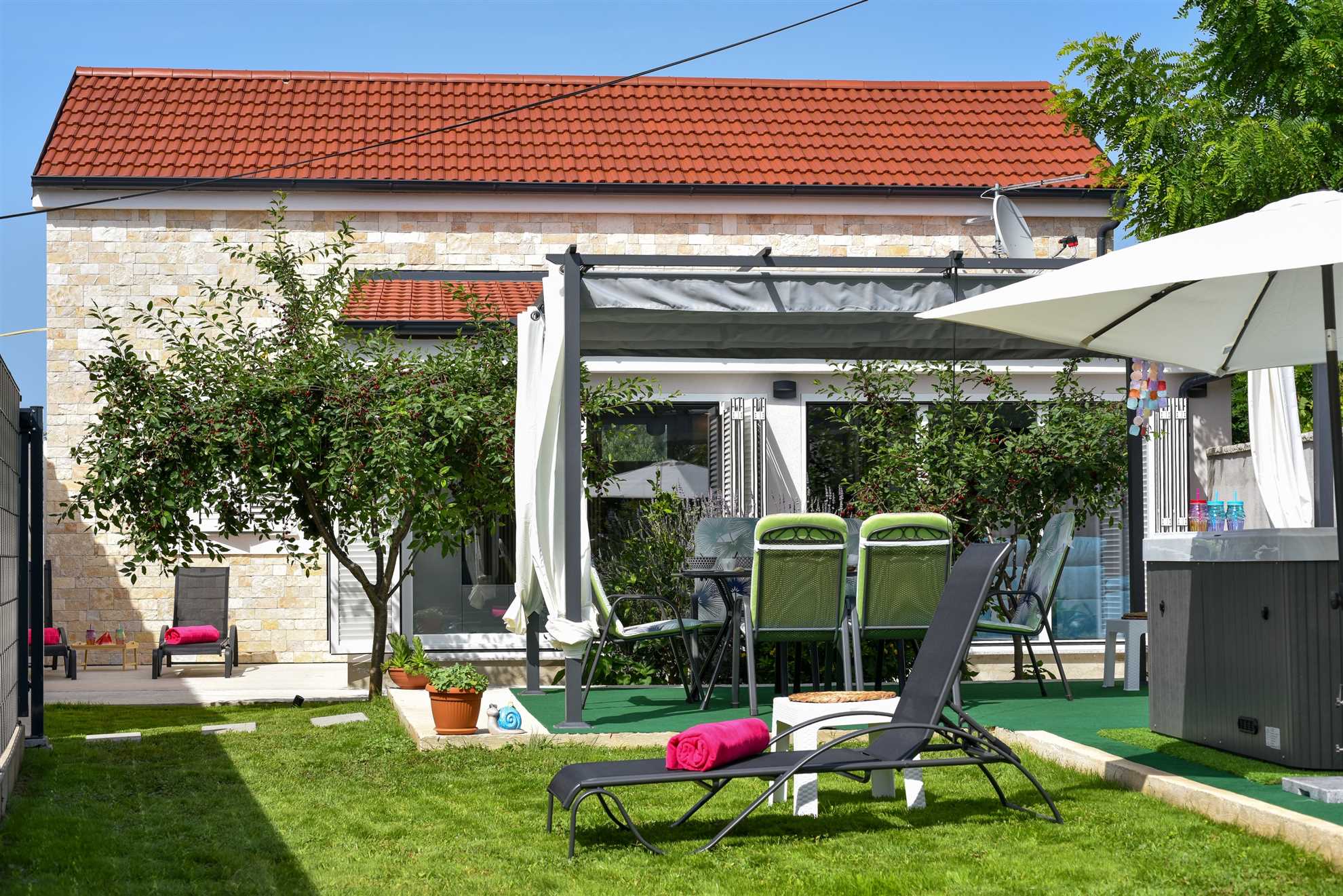 Kuća za odmor | Jacuzzi | Za 6 osoba | Novo i moderno uređeno