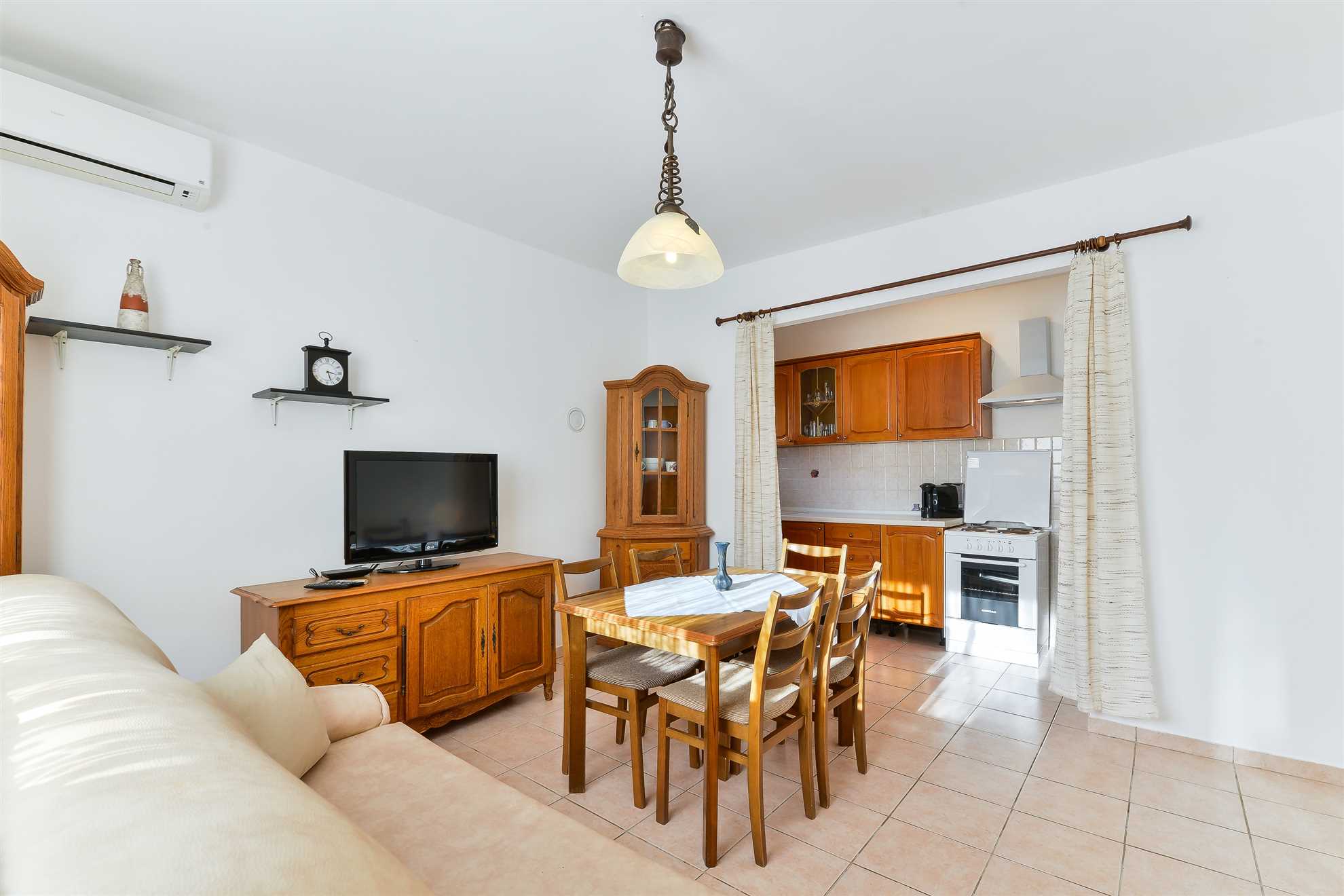 Apartment ideal for 6 persons | Just 20 m from center | Air conditioning, internet, SAT TV, grill