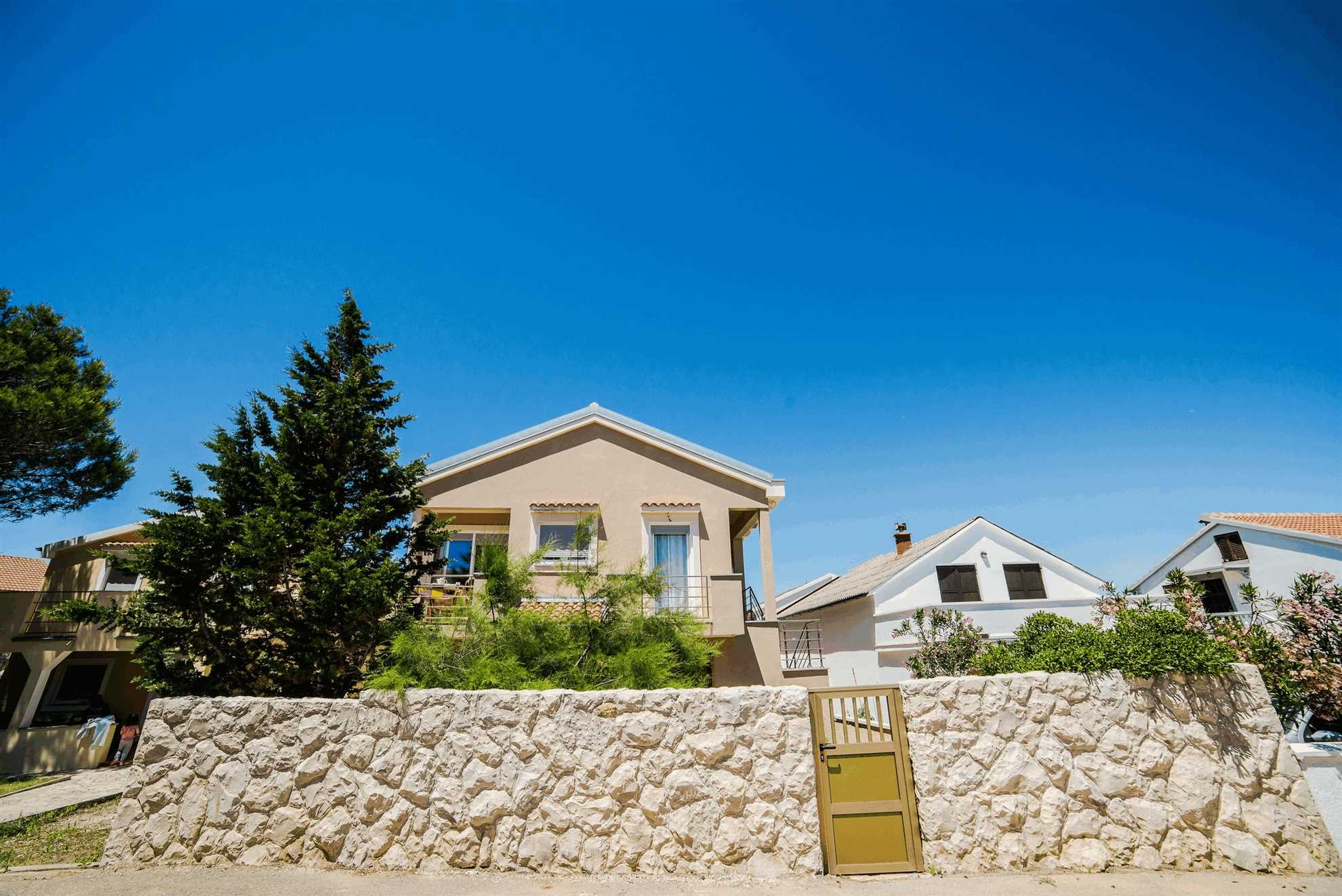 Apartment | up to 4 persons | Air conditioning, satellite TV and Wi-Fi