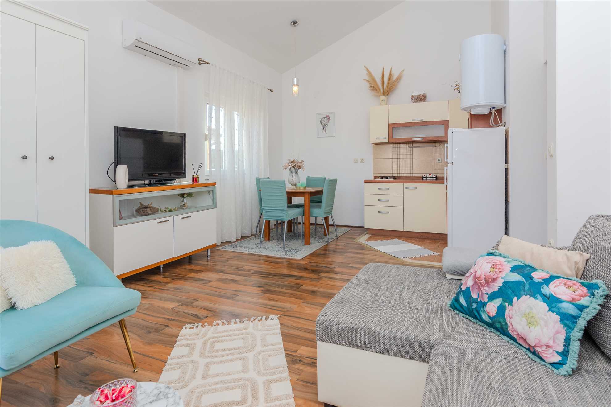 Apartment | up to 4 persons | Air conditioning, satellite TV and Wi-Fi