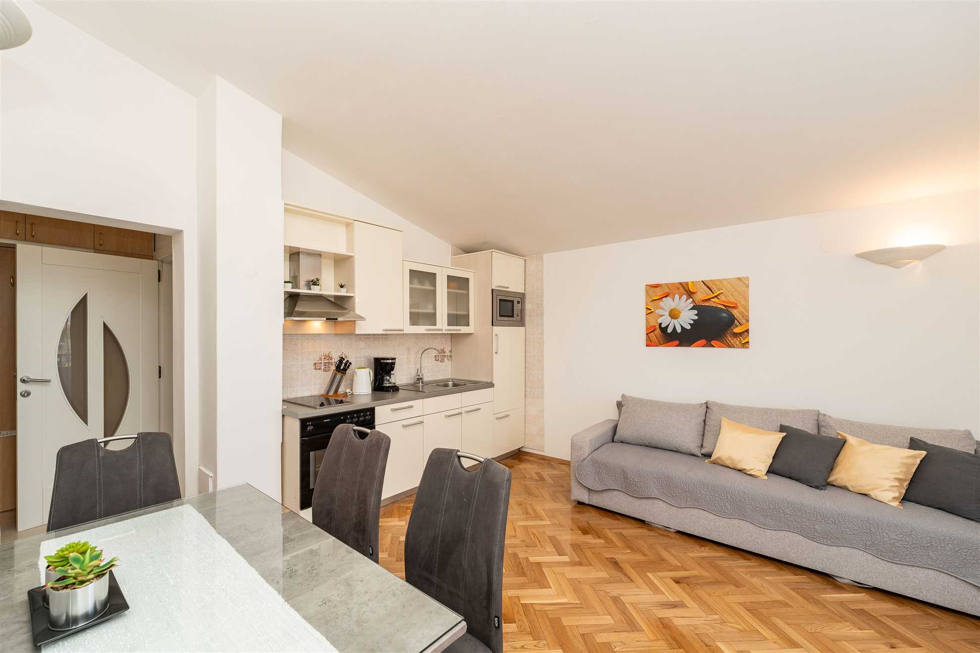 Apartment for 2-4 per. | Sea view | 200 m from the beach