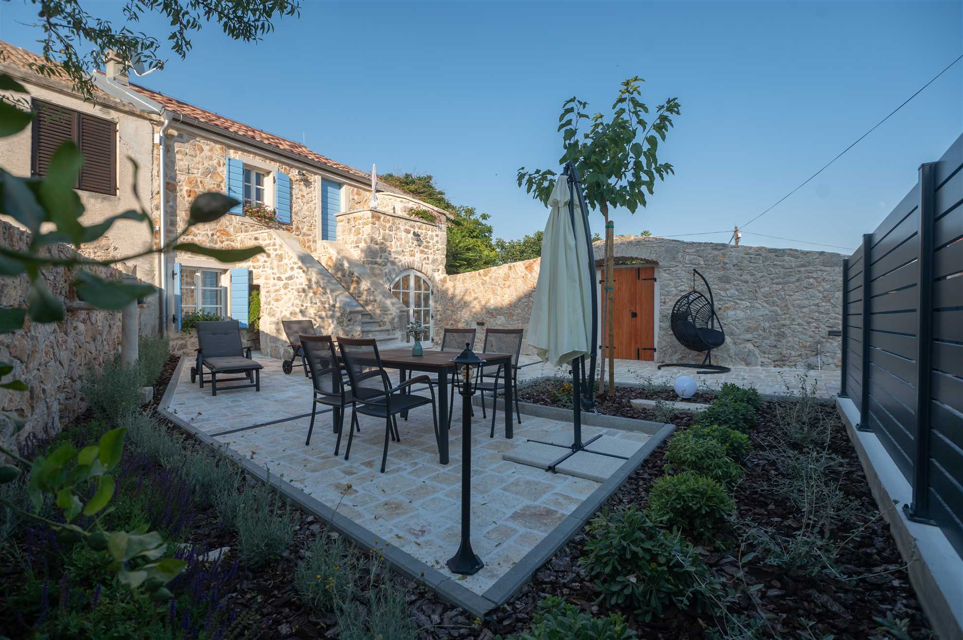 Stone holiday house with an authentic Dalmatian manor 250 years old