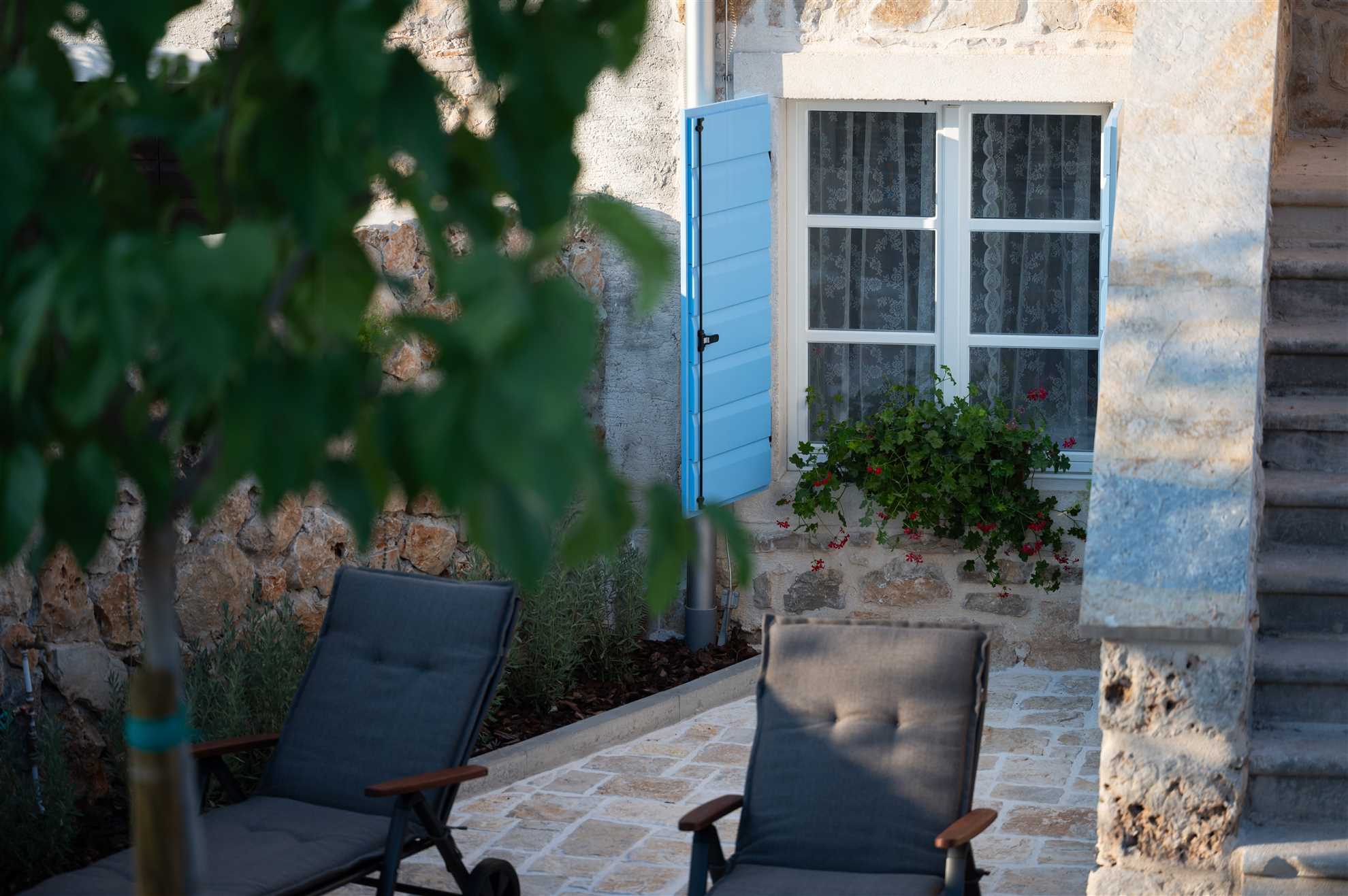 Stone holiday house with an authentic Dalmatian manor 250 years old