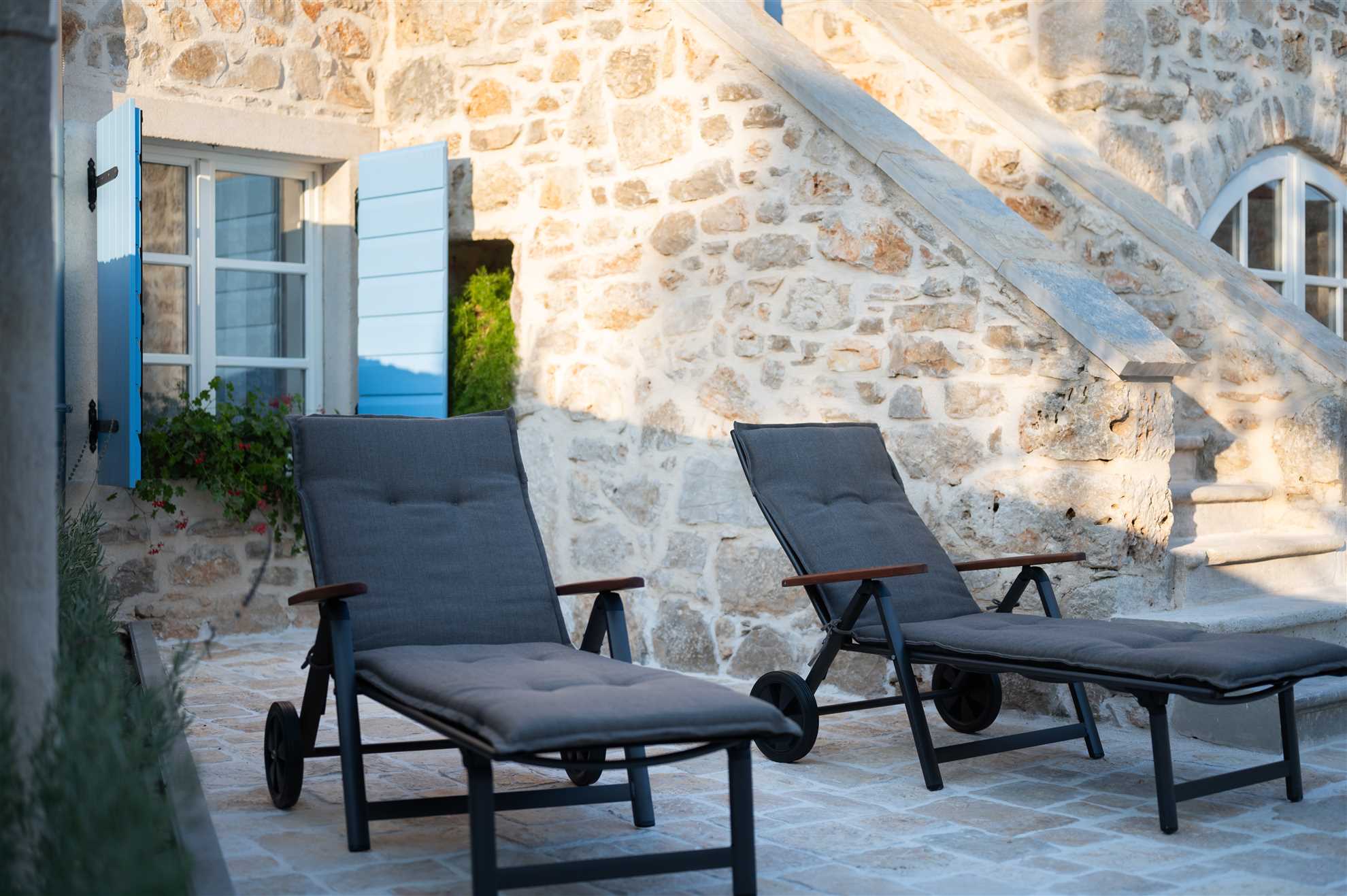 Stone holiday house with an authentic Dalmatian manor 250 years old