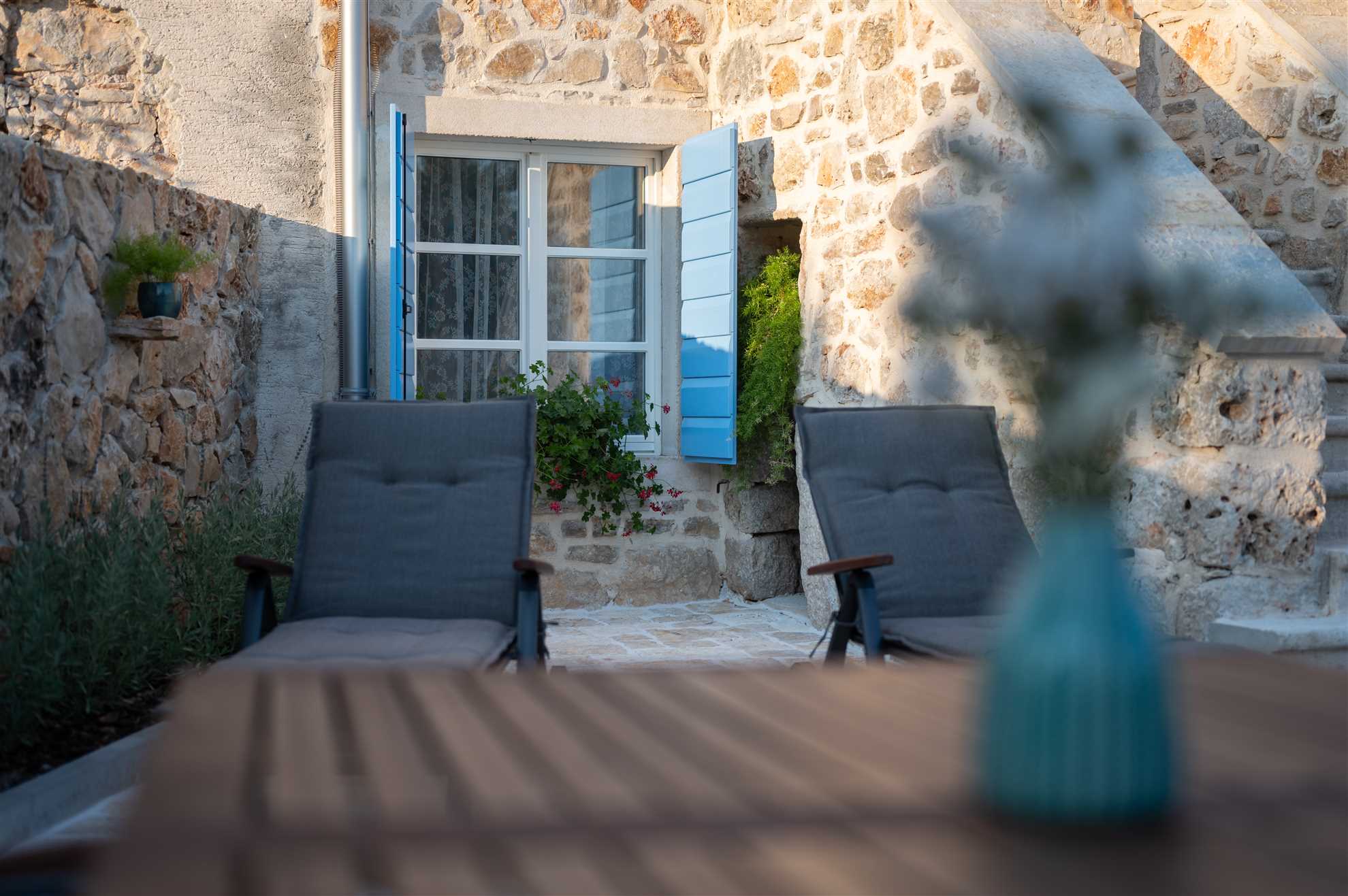 Stone holiday house with an authentic Dalmatian manor 250 years old