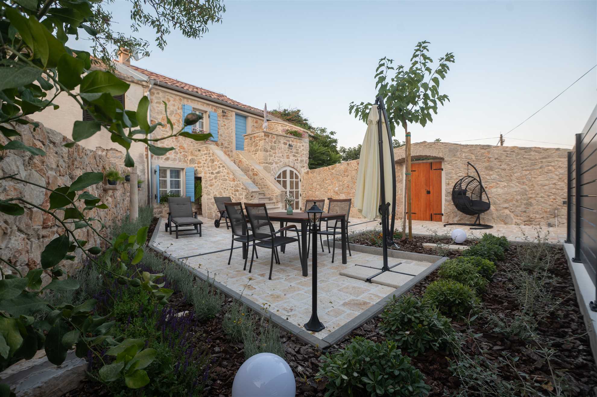 Stone holiday house with an authentic Dalmatian manor 250 years old