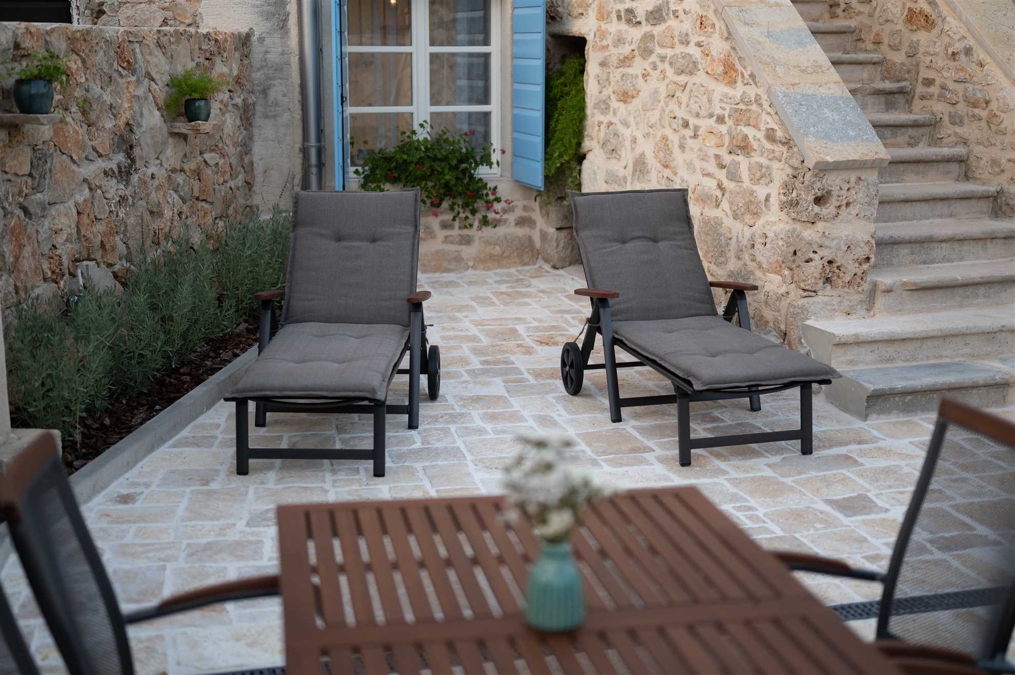 Stone holiday house with an authentic Dalmatian manor 250 years old