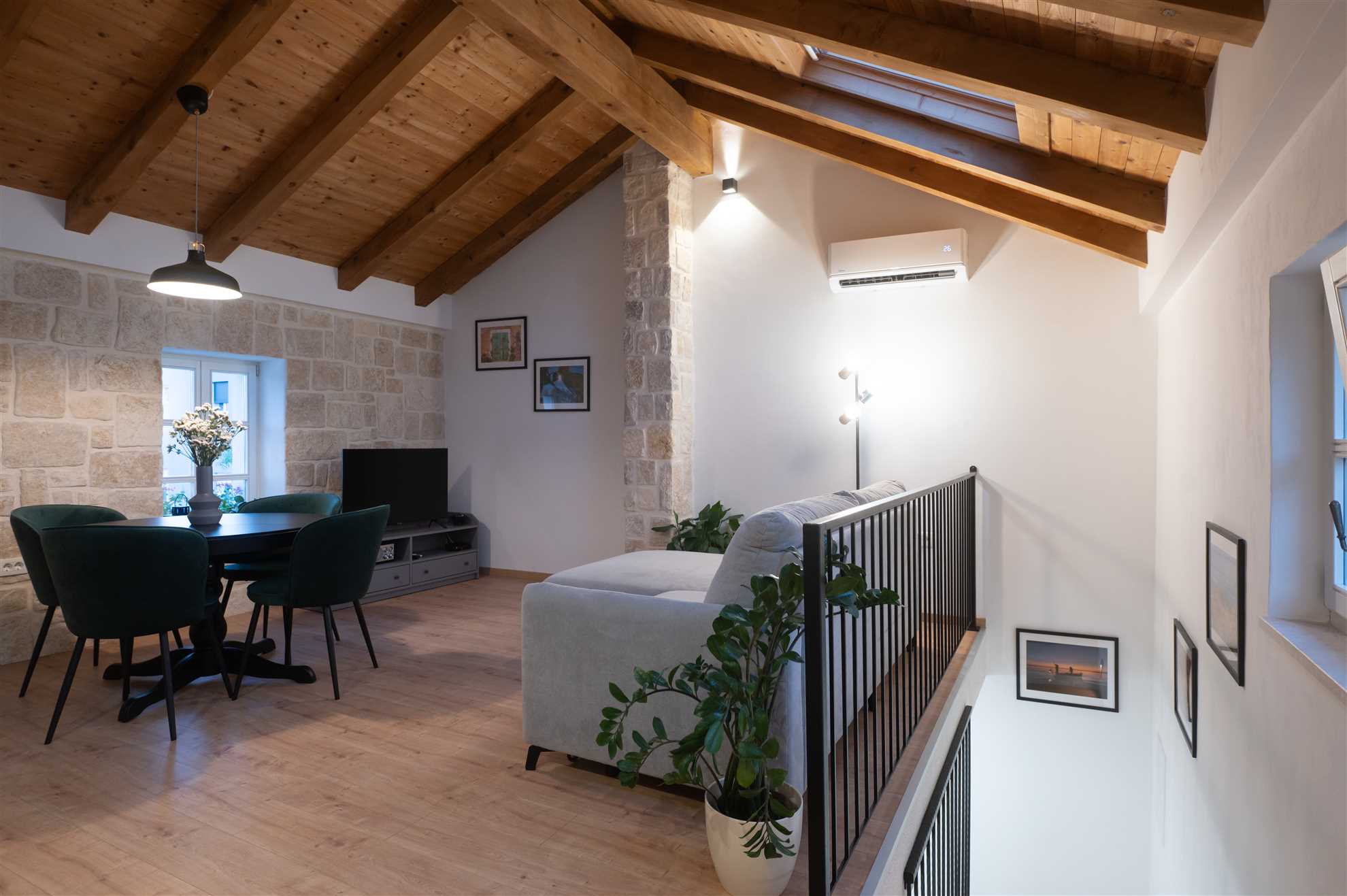 Stone holiday house with an authentic Dalmatian manor 250 years old