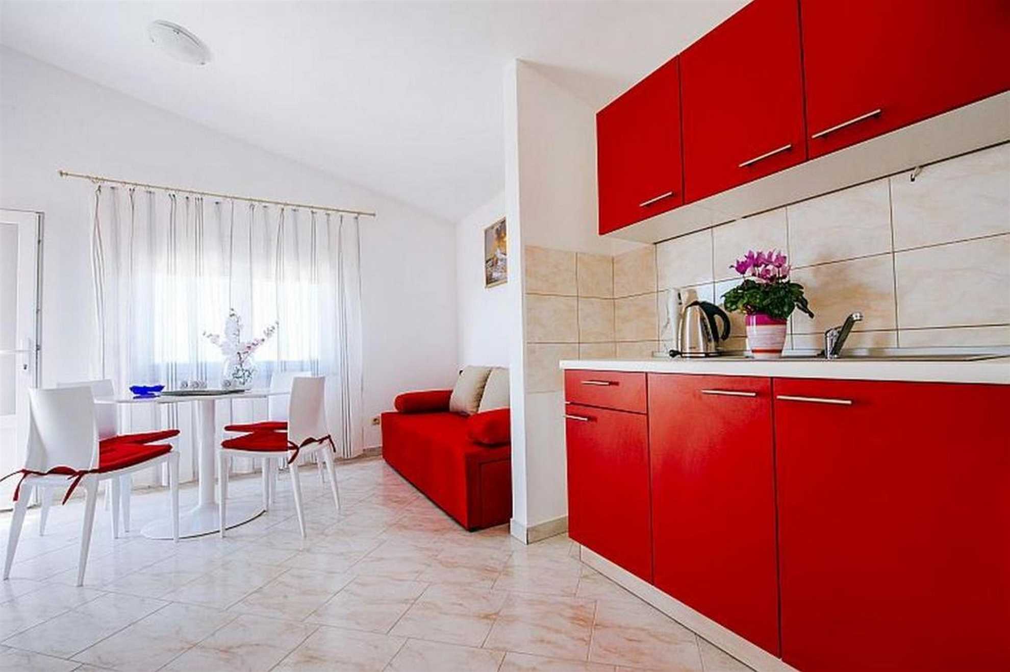 Pets are welcome | for 2-4 persons | 750 from beach