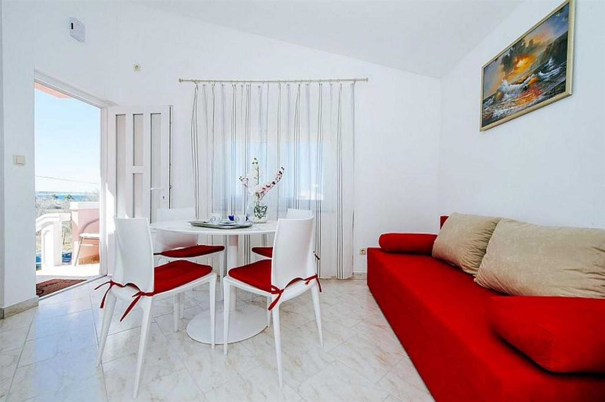 Pets are welcome | for 2-4 persons | 750 from beach
