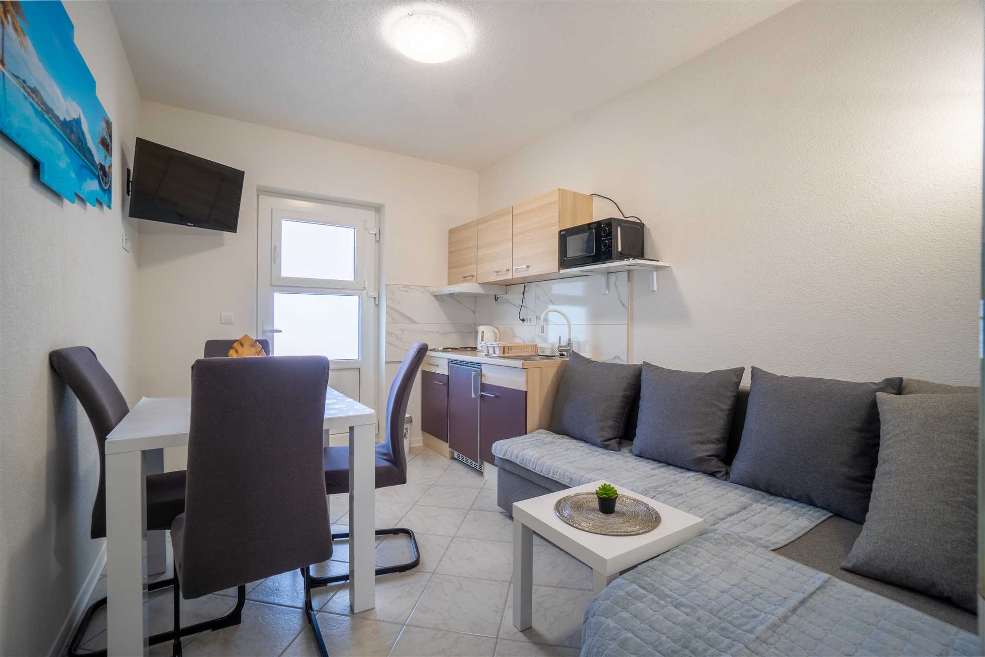 For 4-5 persons | Apartment in a quiet area | 30 m from beach
