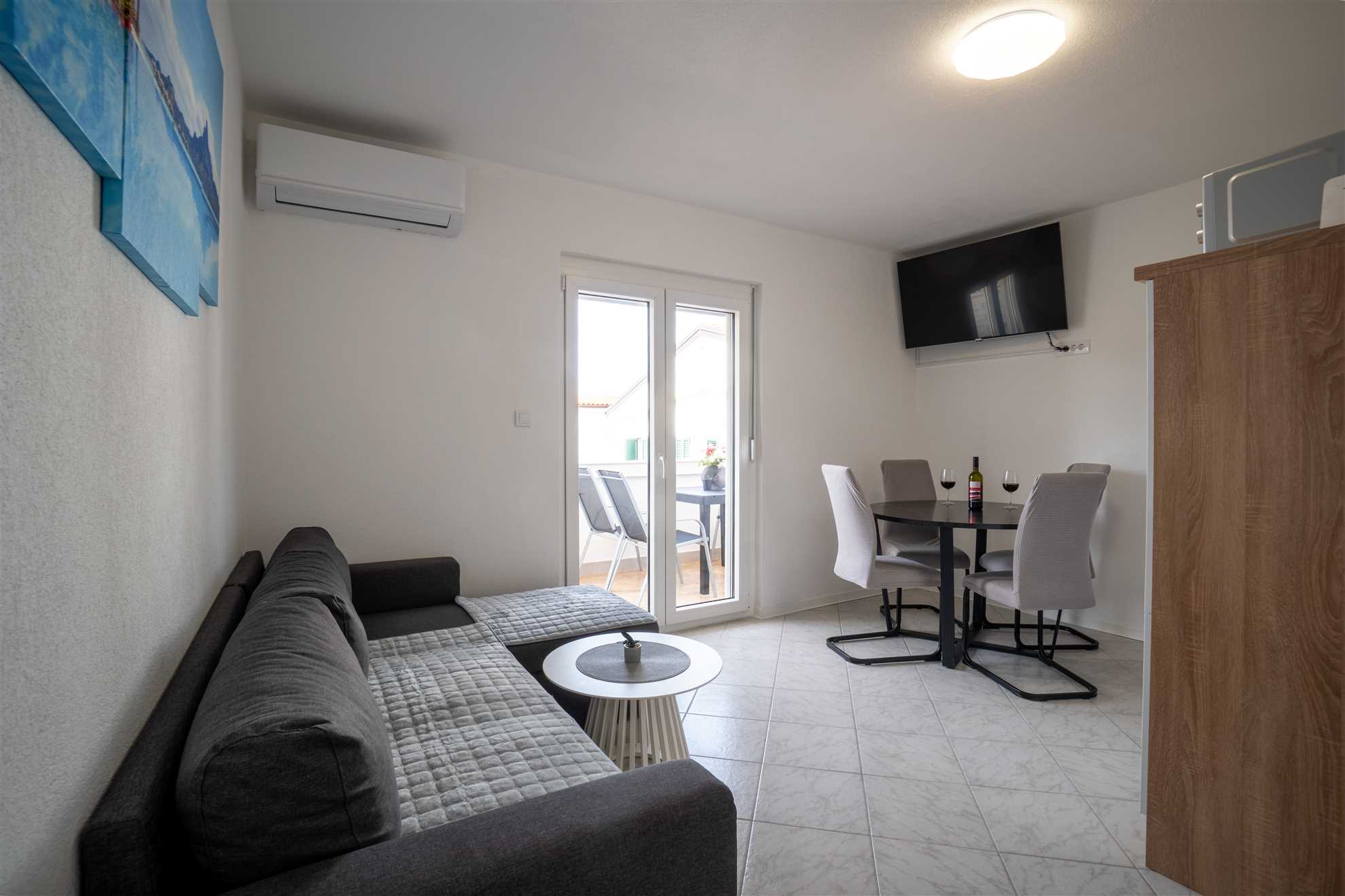 Udoban apartman za 2-4 osobe |  200 m od mora | Klima, internet, satelitska TV, roštilj