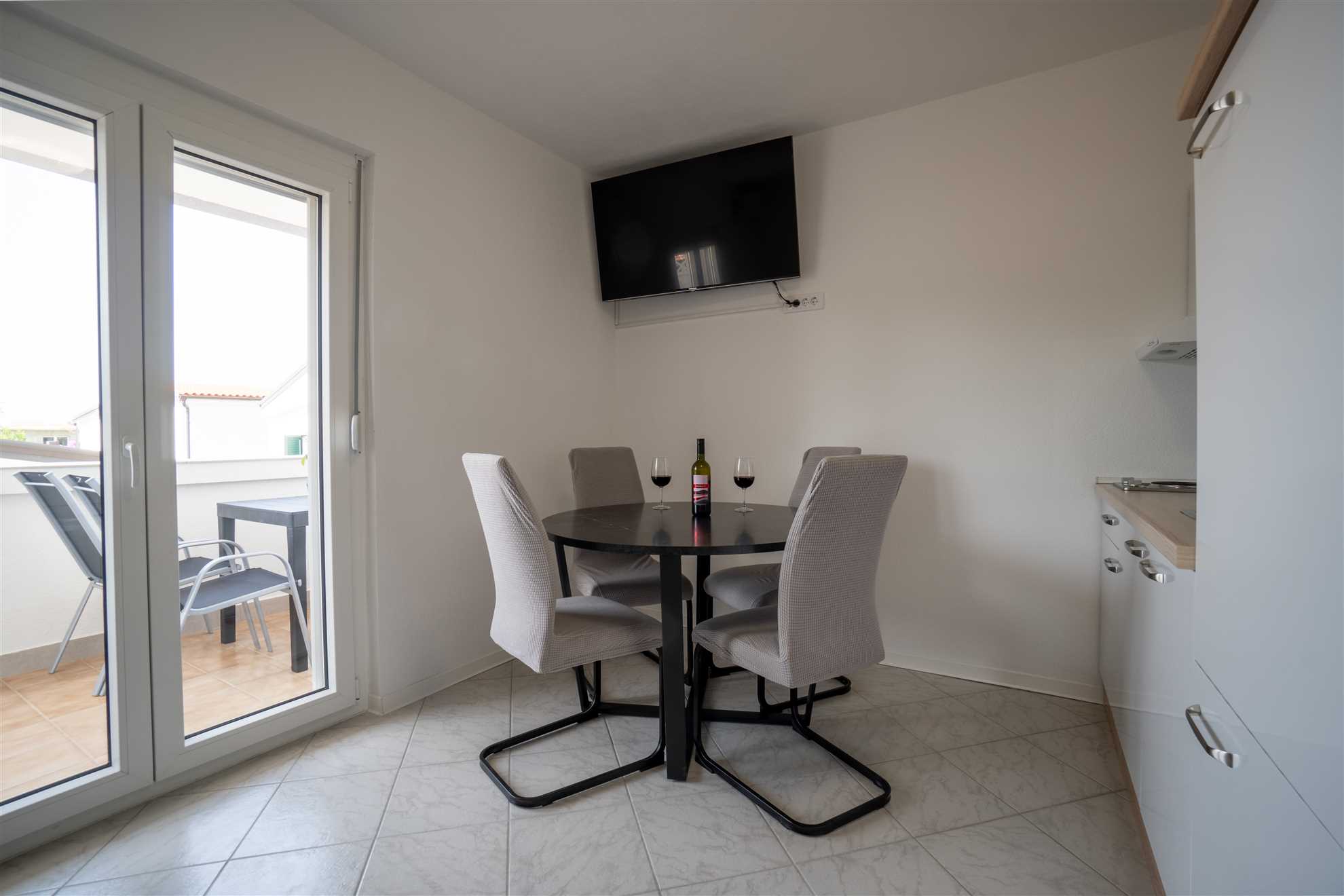 Udoban apartman za 2-4 osobe |  200 m od mora | Klima, internet, satelitska TV, roštilj