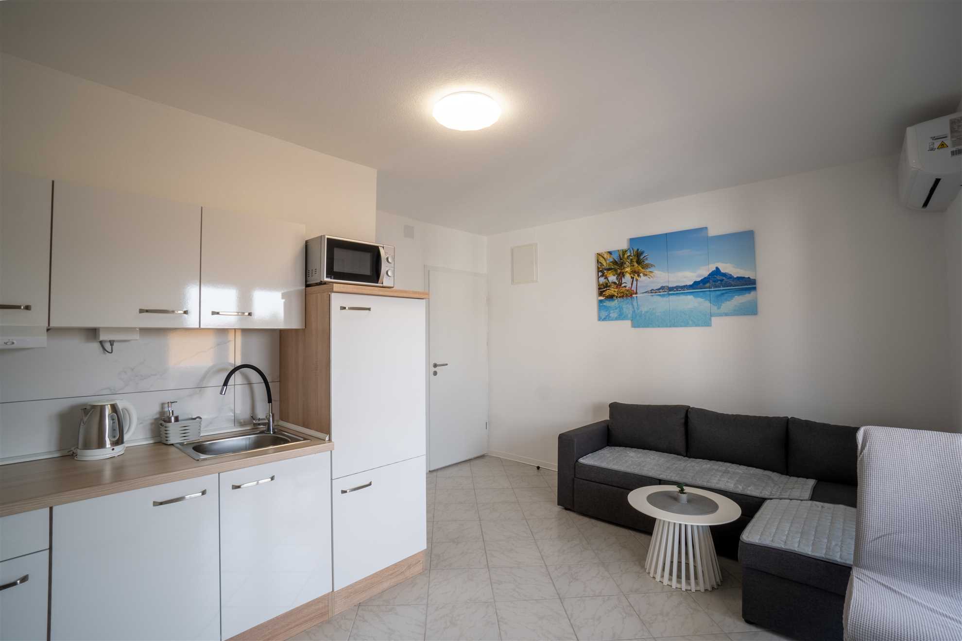 Udoban apartman za 2-4 osobe |  200 m od mora | Klima, internet, satelitska TV, roštilj