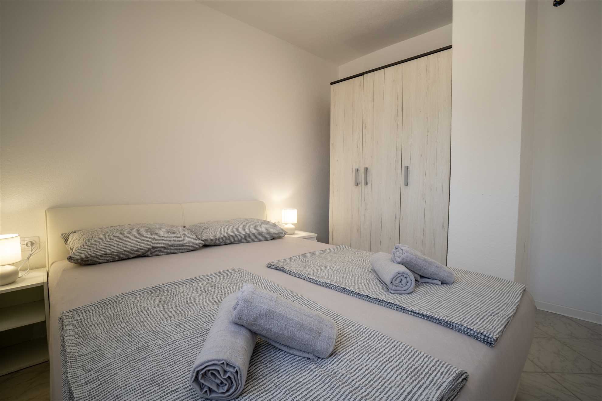 Udoban apartman za 2-4 osobe |  200 m od mora | Klima, internet, satelitska TV, roštilj