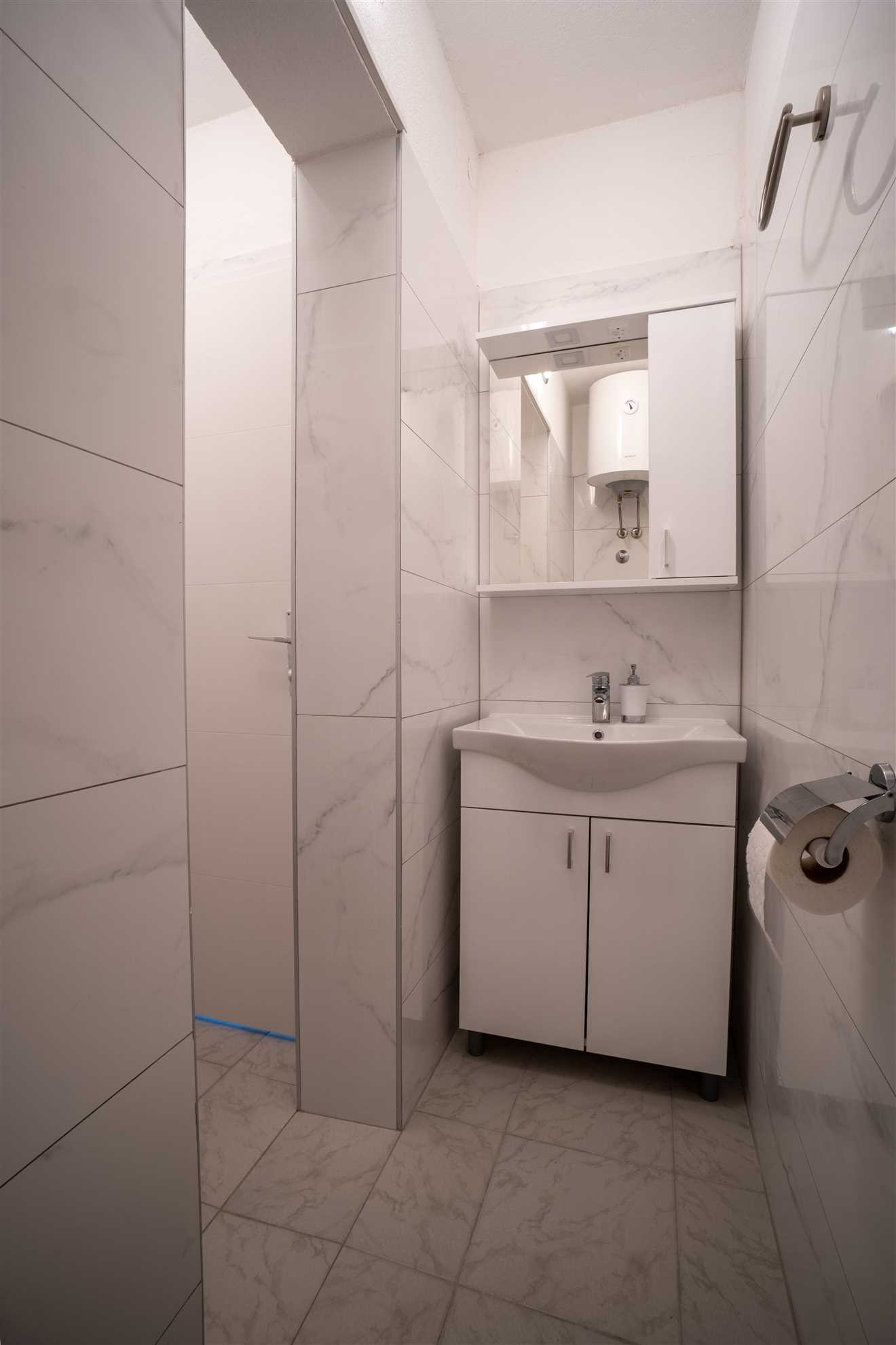 Udoban apartman za 2-4 osobe |  200 m od mora | Klima, internet, satelitska TV, roštilj