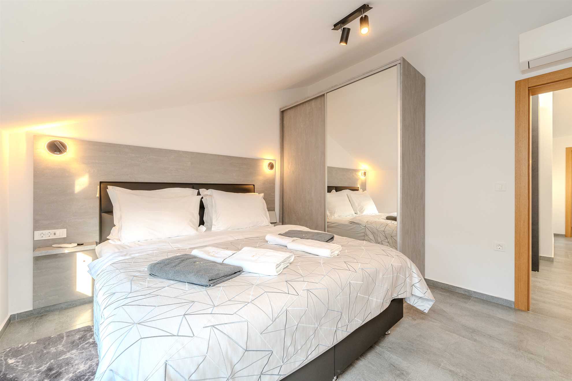 New and modern apartment | Swimming pool and private jacuzzi | For 4-6 persons