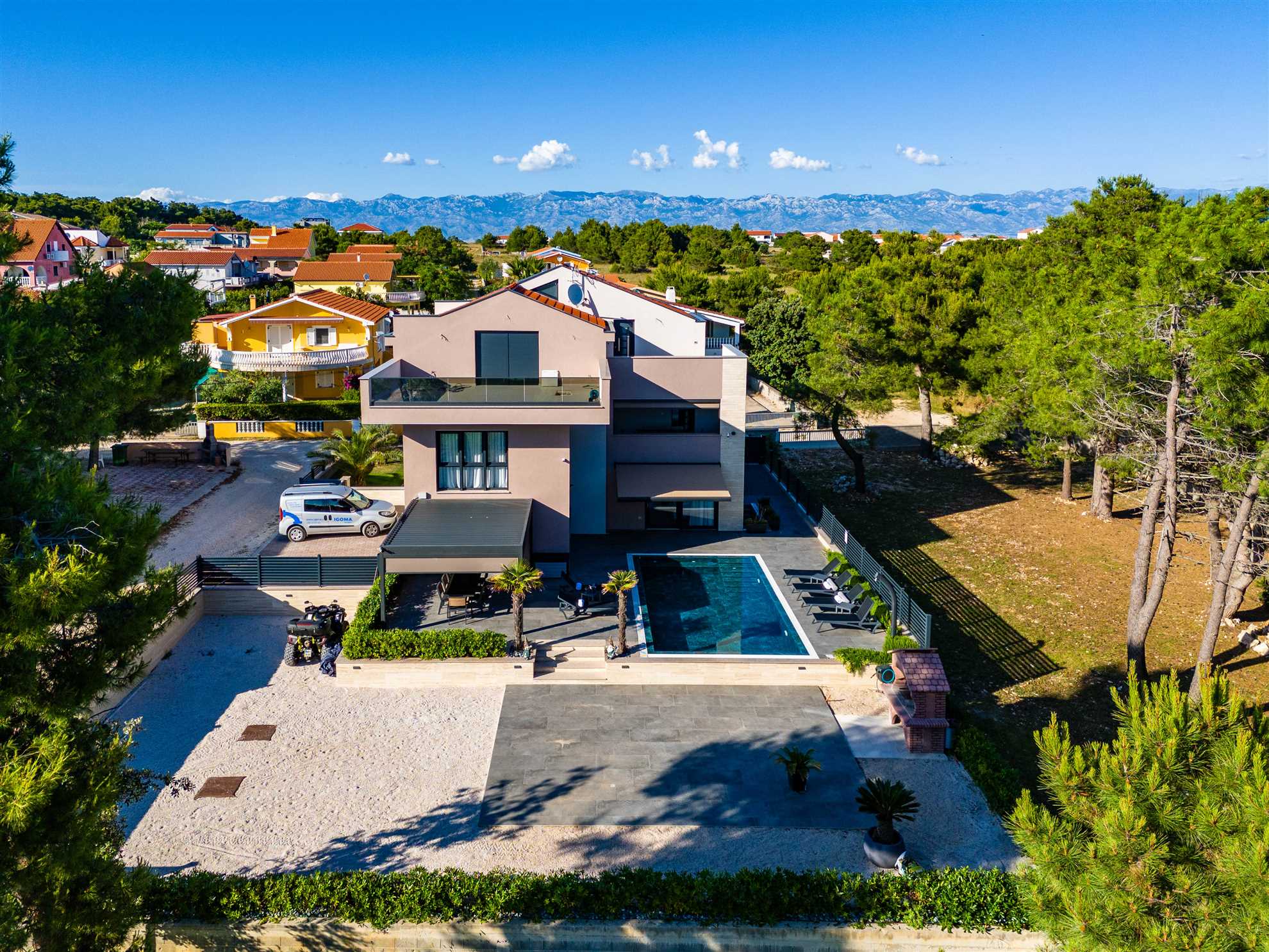 New and modern apartment | Swimming pool and private jacuzzi | For 4-6 persons