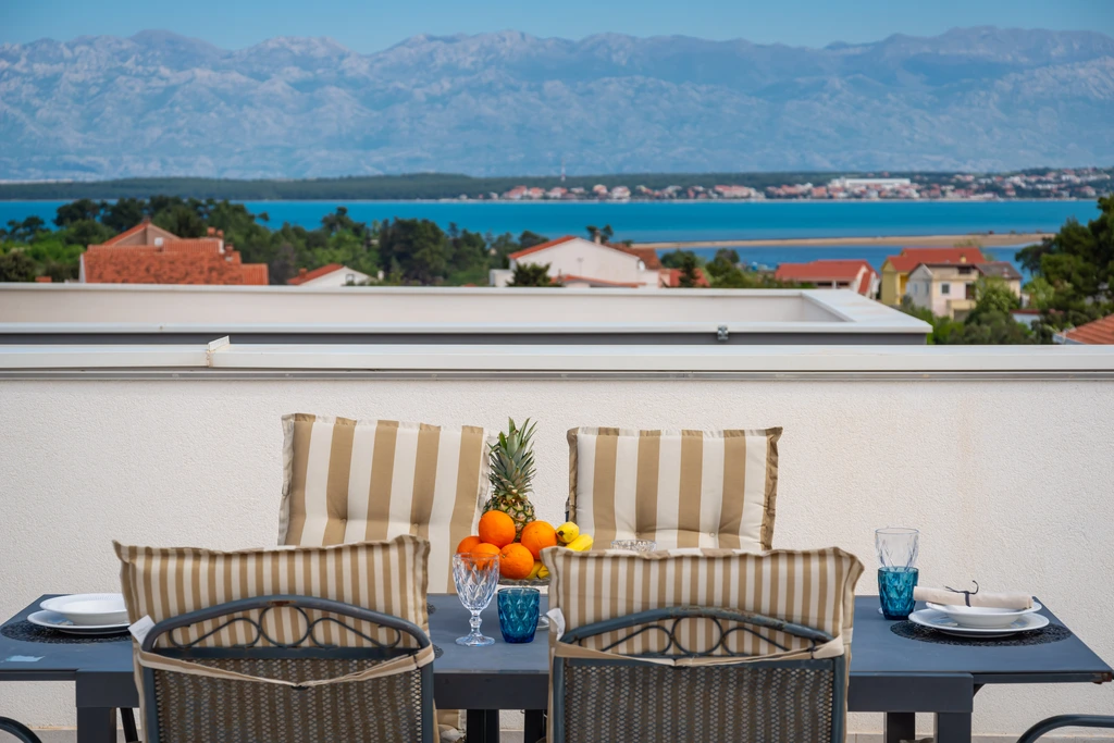 Apartment in Nin with Sea-View Jacuzzi (Sleeps 4)